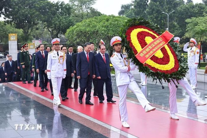 Lãnh đạo Đảng, Nhà nước đến đặt vòng hoa tại Đài tưởng niệm các Anh hùng liệt sỹ. (Ảnh: Minh Đức/TTXVN)