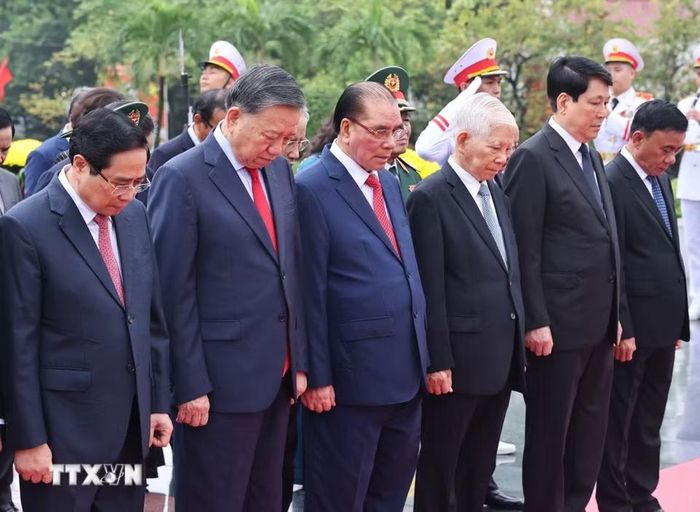 Lãnh đạo Đảng, Nhà nước tưởng niệm các Anh hùng liệt sỹ. (Ảnh: Minh Đức/TTXVN)