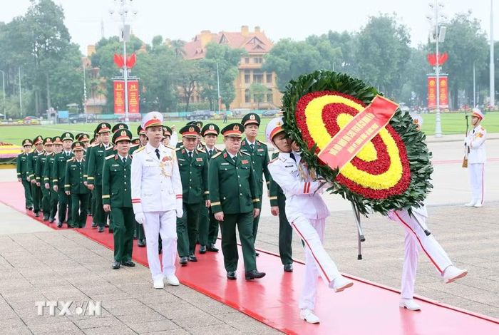 Đoàn đại biểu Quân ủy Trung ương-Bộ Quốc phòng đến đặt vòng hoa và vào Lăng viếng Chủ tịch Hồ Chí Minh. (Ảnh: An Đăng/TTXVN) ​