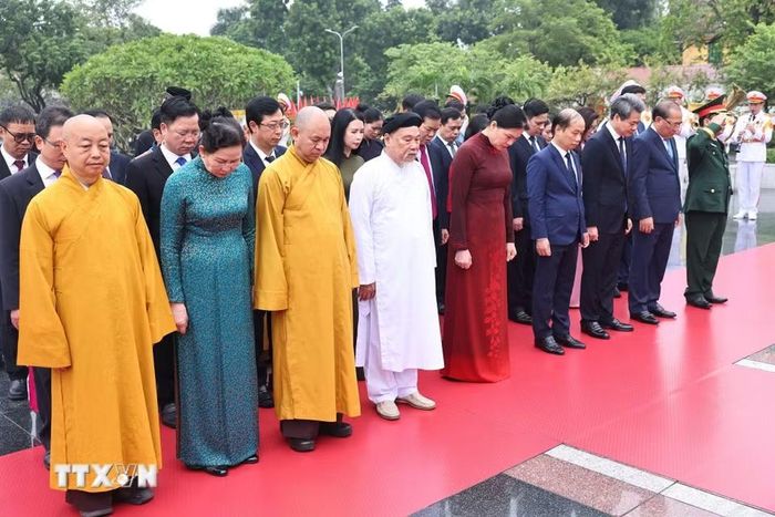 Đoàn Đại biểu Ủy ban Trung ương Mặt trận Tổ quốc Việt Nam tưởng niệm các Anh hùng liệt sỹ. (Ảnh: Minh Đức/TTXVN)