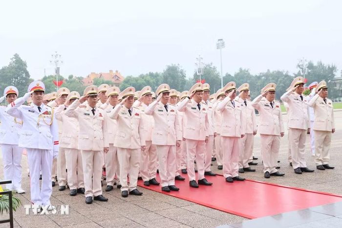 Đoàn đại biểu Đảng ủy Công an Trung ương-Bộ Công an viếng Chủ tịch Hồ Chí Minh. (Ảnh: An Đăng/TTXVN)