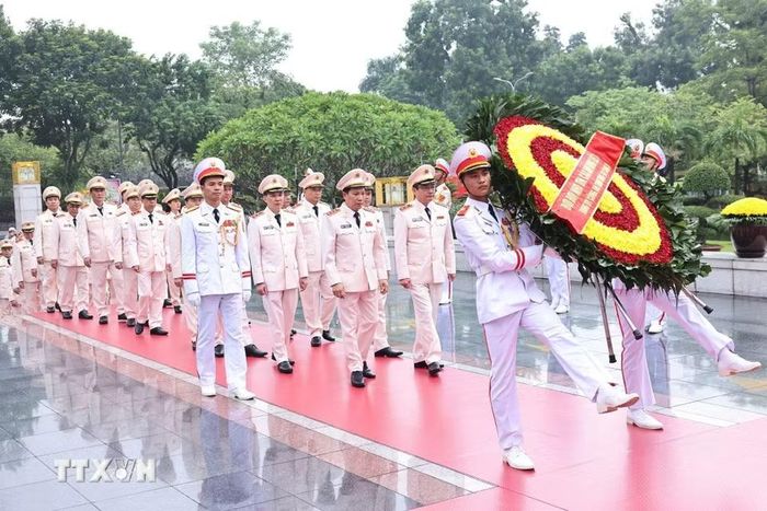 Đoàn đại biểu Đảng ủy Công an Trung ương-Bộ Công an đến đặt vòng hoa tại Đài tưởng niệm các Anh hùng liệt sỹ. (Ảnh: Minh Đức/TTXVN)
