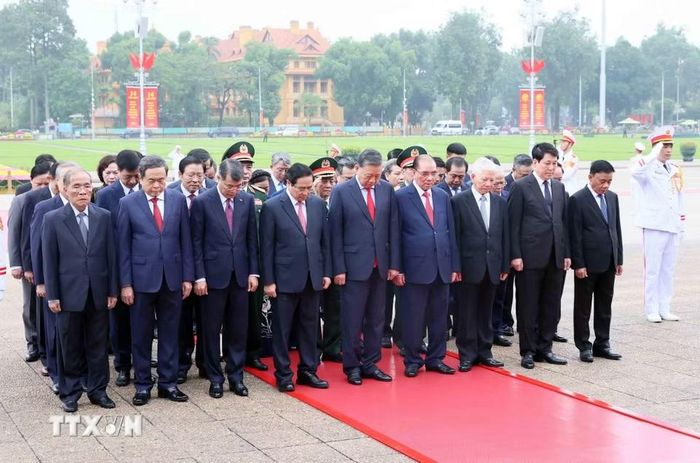 Các đồng chí lãnh đạo, nguyên lãnh đạo Đảng, Nhà nước tưởng nhớ Chủ tịch Hồ Chí Minh. (Ảnh: An Đăng/TTXVN)