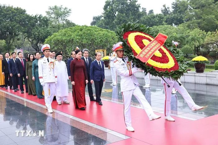Đoàn Đại biểu Ủy ban Trung ương Mặt trận Tổ quốc Việt Nam đặt vòng hoa tại Đài tưởng niệm các Anh hùng liệt sỹ. (Ảnh: Minh Đức/TTXVN)