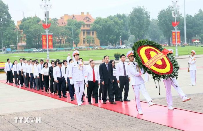 Đoàn đại biểu Bộ Ngoại giao vào Lăng viếng Chủ tịch Hồ Chí Minh. (Ảnh: An Đăng/TTXVN)