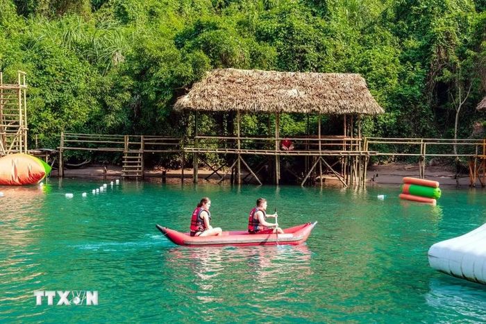 Không gian du lịch tại các điểm du lịch Phong Nha-Kẻ Bàng (Quảng Trị) được quy hoạch hài hòa với hệ sinh thái rừng tự nhiên, mang lại cảm giác gần gũi cho du khách. (Ảnh: TTXVN phát)