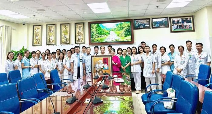 Gia đình bệnh nhân cảm ơn y các bác sỹ của Bệnh viện Phổi Trung ương. (Ảnh: PV/Vietnam+)