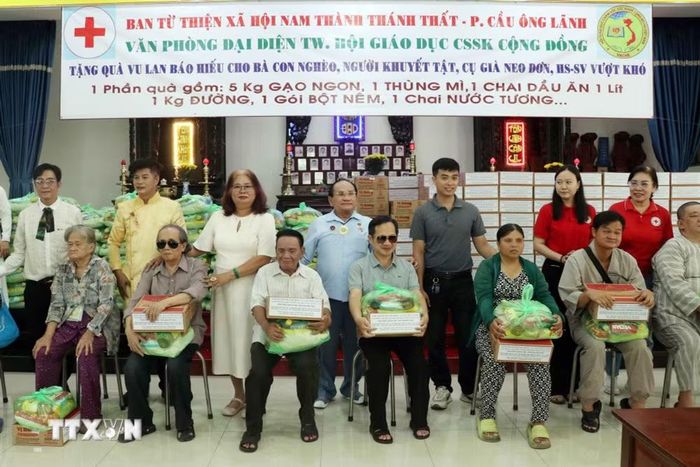 Ban Từ thiện Nam Thành Thánh Thất (Cao Đài), phường Cầu Ổng Lãnh, trao quà cho người khiếm thị, người khuyết tật, người nghèo trong mùa Vu Lan 2026. (Ảnh: Xuân Khu/TTXVN)