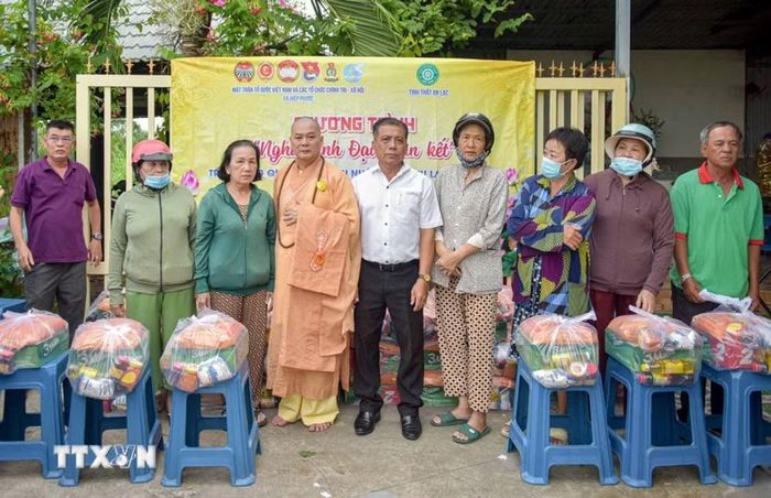 Đại đức Thích Lệ Lạc, Tịnh thất An Lạc (xã Hiệp Phước), trao 100 phần quà đến người dân mùa Vu Lan 2026. (Ảnh: Xuân Khu/TTXVN)