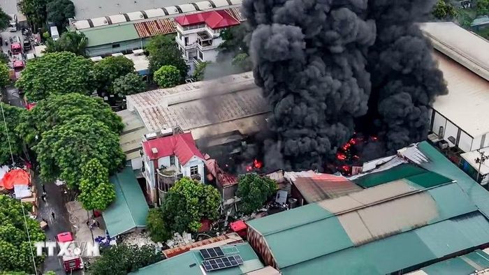 Khoảng 8 giờ sáng 28/8, Trung tâm Thông tin chỉ huy Công an thành phố Hà Nội nhận tin báo cháy xảy ra tại xưởng nhựa một tầng, rộng gần 1.000 m² tại tổ dân phố Phượng Đồng, phường Chương Mỹ. (Ảnh: TTXVN phát)