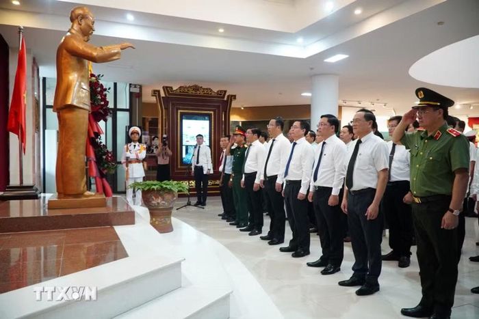 Lễ dâng hoa lên Chủ tịch Hồ Chí Minh. (Ảnh: Mai Trang/TTXVN)