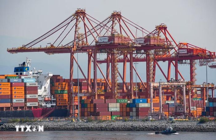 Ngày 25/8/2026, Canada đã công bố các mức thuế trả đũa lần lượt là 15%, 25% và 50% đối với hơn 700 mặt hàng của Mỹ có tổng trị giá khoảng 20 tỷ USD. Động thái trên nhằm đáp trả việc Mỹ áp thuế 50% đối với hàng hóa có tổng trị giá 20 tỷ USD của Canada, có hiệu lực từ ngày 22/8. Trong ảnh: Quang cảnh cảng hàng hóa tại Vancouver, British Columbia, Canada. (Ảnh: THX/TTXVN phát)