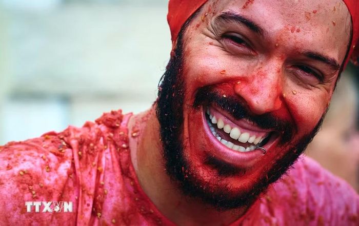 Ngày 26/8/2026, lễ hội ném cà chua La Tomatina đã diễn ra tại thị trấn Bunol, gần thành phố Valencia, Tây Ban Nha. Hơn 22.000 người đã tham gia và cùng hòa mình vào cuộc chiến cà chua sôi động trên đường phố, với khoảng 150 tấn cà chua được sử dụng trong lễ hội năm nay. (Ảnh: THX/TTXVN phát)