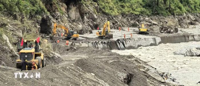 Ít nhất 472 người đã thiệt mạng và hơn 1400 người mất tích sau thảm họa lũ quét và sạt lở ở biên giới giữa Nepal và Tây Tạng (Trung Quốc) ngày 26/8/2026. Cơ quan Khảo sát Địa chất Mỹ (USGS) nhận định một khối sông băng sụp đổ đã kéo theo dòng bùn, đất đá và nước tràn xuống khu vực biên giới Nepal-Trung Quốc. Trong ảnh: Các phương tiện cứu hộ dọn đất đá trên tuyến đường dẫn đến khu vực Cát Long, Khu tự trị Tây Tạng, Tây Nam Trung Quốc, sau thảm họa lũ quét và sạt lở. (Ảnh: THX/TTXVN phát)