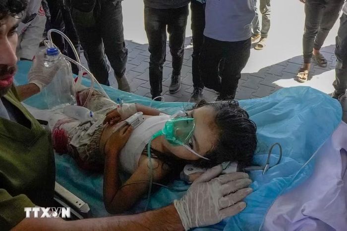 Ngày 23/8/2026, Israel cảnh báo sẽ tăng cường các hoạt động quân sự nhằm vào các quan chức của lực lượng Hamas tại Dải Gaza và sẽ yêu cầu thêm người Palestine rời khỏi một số khu vực. Trong ảnh: Em nhỏ bị thương sau vụ không kích của Israel tại Gaza. (Ảnh: THX/TTXVN phát)
