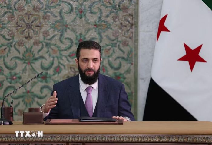 Ngày 25/8/2026, Tổng thống Syria Ahmad al-Sharaa tuyên bố quốc gia này đang “từng bước khép lại một giai đoạn đau thương trong quá khứ, mở đường cho phát triển, tái thiết và xây dựng đất nước” sau khi Mỹ đã chính thức hủy bỏ việc xếp Syria vào danh sách các quốc gia bảo trợ khủng bố. (Ảnh: AA/TTXVN phát)