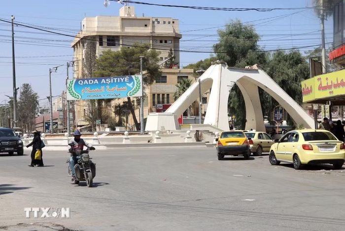Ngày 25/8/2026, Tổng thống Syria Ahmad al-Sharaa tuyên bố quốc gia này đang “từng bước khép lại một giai đoạn đau thương trong quá khứ, mở đường cho phát triển, tái thiết và xây dựng đất nước” sau khi Mỹ đã chính thức hủy bỏ việc xếp Syria vào danh sách các quốc gia bảo trợ khủng bố. Trong ảnh: Quang cảnh đường phố tại Hasakah, Syria. (Ảnh: THX/TTXVN phát)