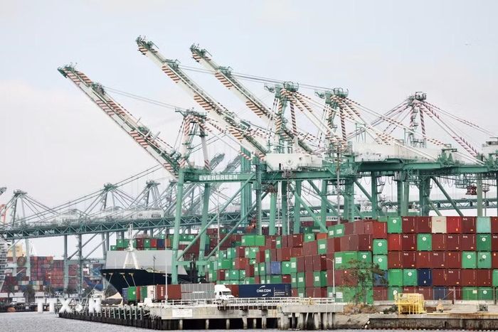 Ngày 25/8/2026, Canada đã công bố các mức thuế trả đũa lần lượt là 15%, 25% và 50% đối với hơn 700 mặt hàng của Mỹ có tổng trị giá khoảng 20 tỷ USD. Động thái trên nhằm đáp trả việc Mỹ áp thuế 50% đối với hàng hóa có tổng trị giá 20 tỷ USD của Canada, có hiệu lực từ ngày 22/8. Trong ảnh: Quang cảnh cảng hàng hóa ở California, Mỹ. (Ảnh: THX/TTXVN phát)