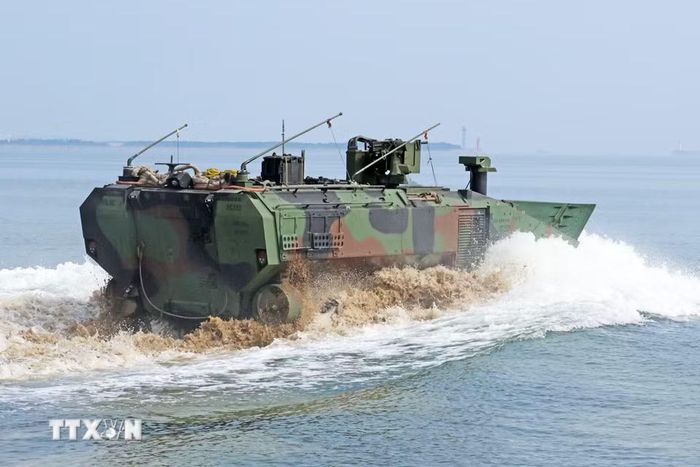 Lực lượng Thủy quân lục chiến Hàn Quốc ngày 24/8/2026 cho biết Mỹ đã quyết định hủy cuộc tập trận đổ bộ chung Ssangyong, dự kiến diễn ra trong tháng tới, khi không thể bảo đảm lực lượng tham gia cuộc tập trận do xung đột với Iran. Hai bên tiếp tục tham vấn chặt chẽ về kế hoạch tổ chức lại cuộc tập trận, song chưa công bố phương án cụ thể nhằm bù đắp thời gian huấn luyện bị bỏ lỡ. Trong ảnh (tư liệu): Xe quân sự đổ bộ của Mỹ tham gia cuộc tập trận chung Ssangyong tại thành phố Pohang, cách thủ đô Seoul (Hàn Quốc) 271 km về phía Đông Nam. (Ảnh: Yonhap/TTXVN phát)