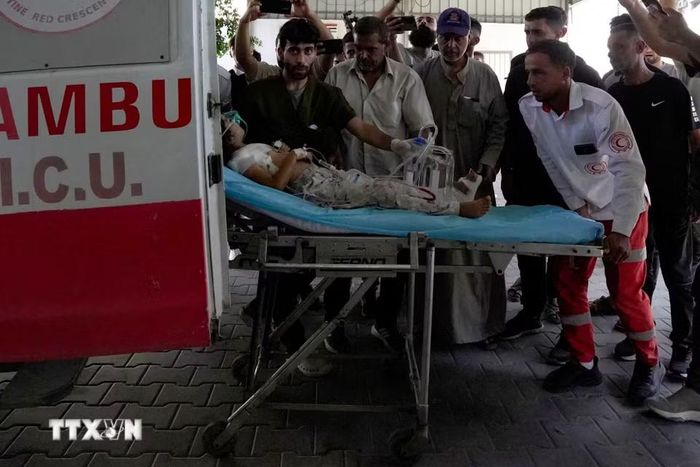 Ngày 23/8/2026, Israel cảnh báo sẽ tăng cường các hoạt động quân sự nhằm vào các quan chức của lực lượng Hamas tại Dải Gaza và sẽ yêu cầu thêm người Palestine rời khỏi một số khu vực. Trong ảnh: Em nhỏ bị thương sau vụ không kích của Israel tại Gaza. (Ảnh: THX/TTXVN phát)