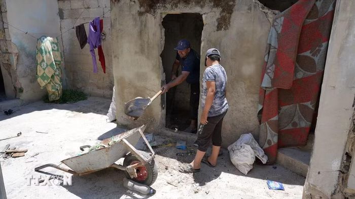 Ngày 25/8/2026, Tổng thống Syria Ahmad al-Sharaa tuyên bố quốc gia này đang “từng bước khép lại một giai đoạn đau thương trong quá khứ, mở đường cho phát triển, tái thiết và xây dựng đất nước” sau khi Mỹ đã chính thức hủy bỏ việc xếp Syria vào danh sách các quốc gia bảo trợ khủng bố. Trong ảnh: Người dân tại Hama, Syria. (Ảnh: THX/TTXVN phát)
