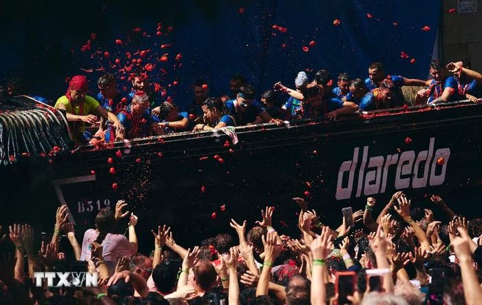 Ngày 26/8/2026, lễ hội ném cà chua La Tomatina đã diễn ra tại thị trấn Bunol, gần thành phố Valencia, Tây Ban Nha. Hơn 22.000 người đã tham gia và cùng hòa mình vào cuộc chiến cà chua sôi động trên đường phố, với khoảng 150 tấn cà chua được sử dụng trong lễ hội năm nay. (Ảnh: THX/TTXVN phát)