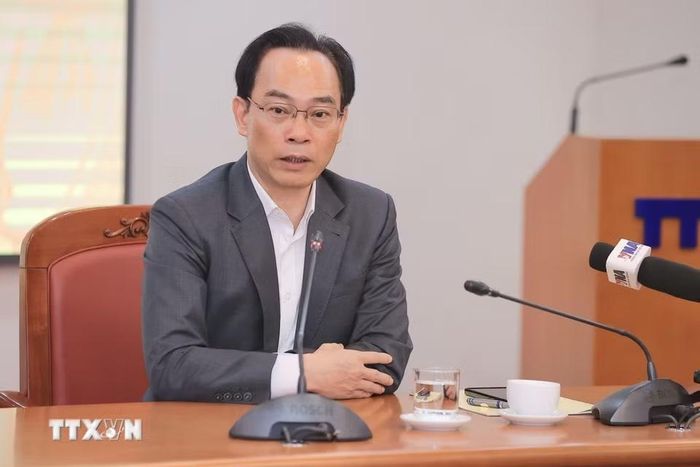 Đồng chí Hoàng Minh Sơn, Ủy viên Trung ương Đảng, Bộ trưởng Bộ Giáo dục và Đào tạo trao đổi các nội dung của chuyên đề. (Ảnh: Minh Quyết/TTXVN)