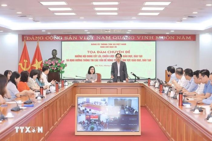 Đồng chí Hoàng Minh Sơn, Ủy viên Trung ương Đảng, Bộ trưởng Bộ Giáo dục và Đào tạo trao đổi các nội dung của chuyên đề. (Ảnh: Minh Quyết/TTXVN)