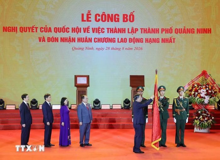 Tổng Bí thư, Chủ tịch nước Tô Lâm trao tặng Huân chương Lao động hạng Nhất cho Đảng bộ, Chính quyền và Nhân dân thành phố Quảng Ninh. (Ảnh: Thống Nhất/TTXVN)