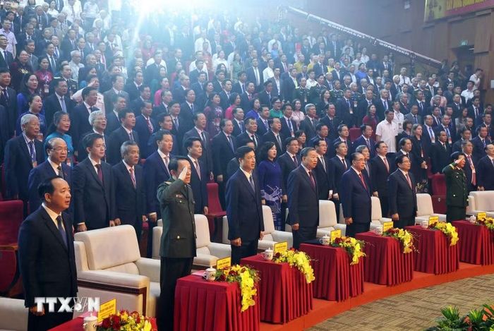 Tổng Bí thư, Chủ tịch nước Tô Lâm và các đại biểu thực hiên nghi lễ chào cờ. (Ảnh: Thống Nhất/TTXVN)
