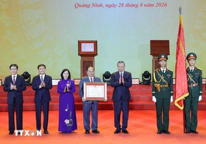 Tổng Bí thư, Chủ tịch nước Tô Lâm trao tặng Huân chương Lao động hạng Nhất cho Đảng bộ, Chính quyền và Nhân dân thành phố Quảng Ninh. (Ảnh: Thống Nhất/TTXVN)