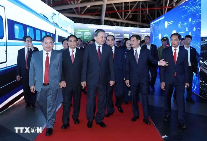 Tổng Bí thư, Chủ tịch nước Tô Lâm và đại biểu tham quan Triển lãm Quy hoạch đô thị đến năm 2050, tầm nhìn đến năm 2075, giới thiệu tổng thể định hướng phát triển của Quảng Ninh từ hiện tại đến tương lai. (Ảnh: Thống Nhất/TTXVN)