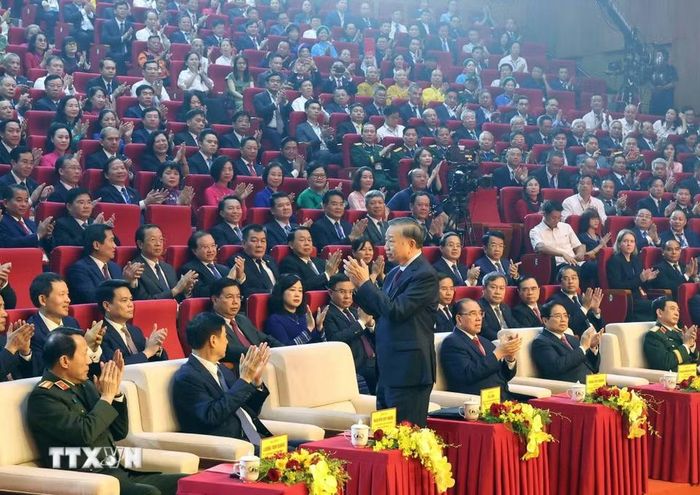 Tổng Bí thư, Chủ tịch nước Tô Lâm và các đại biểu tham dự Lễ công bố Nghị quyết của Quốc hội về việc thành lập thành phố Quảng Ninh và đón nhận Huân chương Lao động hạng Nhất. (Ảnh: Thống Nhất/TTXVN)
