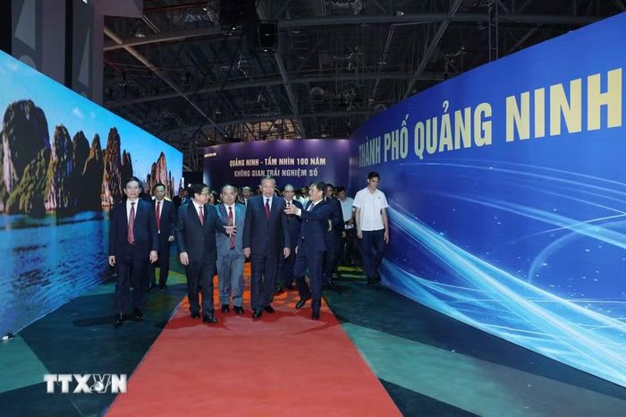 Tổng Bí thư, Chủ tịch nước Tô Lâm và đại biểu tham quan Triển lãm Quy hoạch đô thị đến năm 2050, tầm nhìn đến năm 2075, giới thiệu tổng thể định hướng phát triển của Quảng Ninh từ hiện tại đến tương lai. (Ảnh: Thống Nhất/TTXVN)