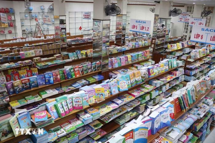Một cửa hàng bán sách giáo khoa và đồ dùng học tập. (Ảnh: Thu Hoài/TTXVN)