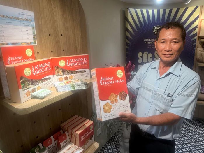 Ông Trần Lê Hùng giới thiệu về sản phẩm bánh đạt OCOP 4 sao. (Ảnh: PV/Vietnam+)
