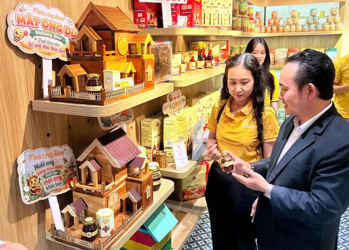 Ông Nguyễn Trung Thành giới thiệu về sản phẩm mật ong Dú Mekong Bee.(Ảnh: PV/Vietnam+)