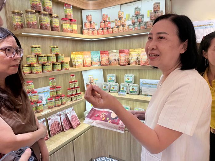 Bà Nguyễn Duy Linh Thảo, Phó Giám đốc Sở Công Thương tỉnh An Giang giới thiệu về các sản phẩm. (Ảnh: PV/Vietnam+)