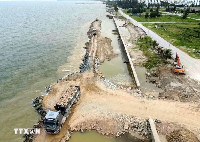 Dự án xử lý khẩn cấp kè biển khu du lịch Hải Tiến đi qua địa bàn hai xã Hoằng Tiến và Hoằng Thanh. (Ảnh: Việt Hoàng/TTXVN)