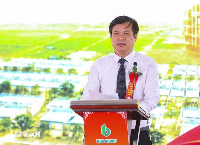 Phó Chủ tịch Thường trực Ủy ban Nhân dân tỉnh Điện Biên Lò Văn Cương phát biểu tại Lễ động thổ. (Ảnh: Xuân Tư/TTXVN)