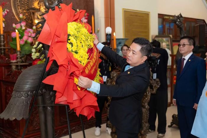 Tổng Lãnh sự Đinh Hoàng Linh dâng hoa tưởng niệm Chủ tịch Hồ Chí Minh. (Ảnh: PV/Vietnam+)