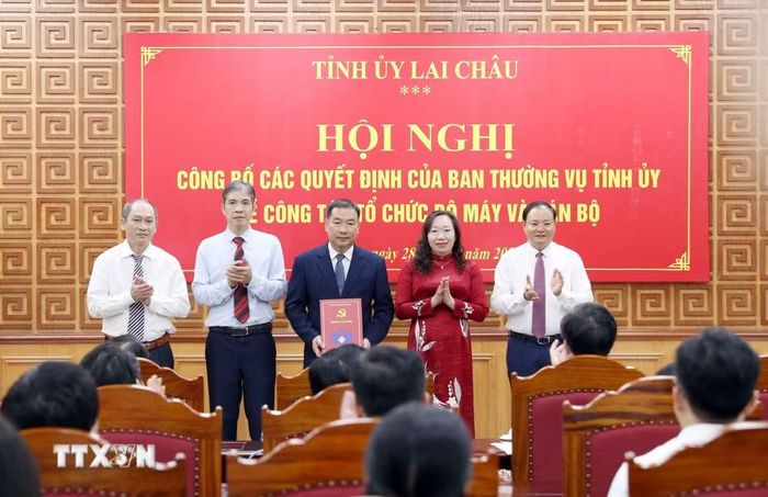 Bí thư Tỉnh ủy Lai Châu Lê Minh Ngân trao Quyết định thí điểm thành lập Đảng bộ Mặt trận Tổ quốc, các đoàn thể trực thuộc Tỉnh ủy Lai Châu. (Ảnh: Quý Trung/TTXVN)