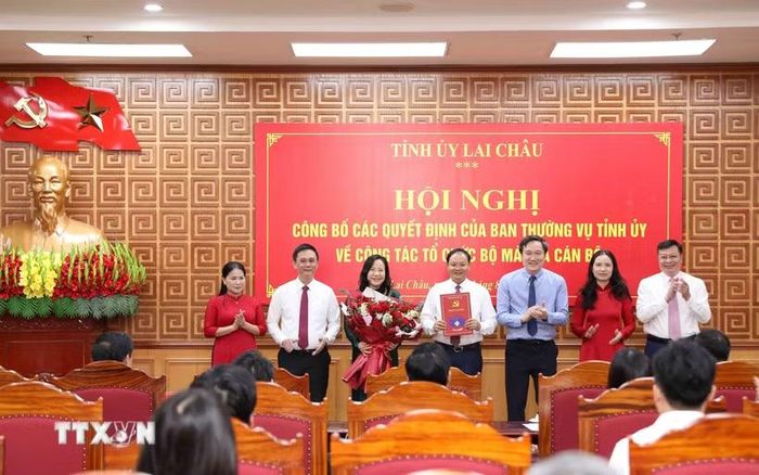 Phó Bí thư Thường trực Tỉnh ủy Nguyễn Tuấn Anh trao quyết định Chỉ định Ban Chấp hành Đảng bộ Hội đồng Nhân dân tỉnh khóa I, nhiệm kỳ 2025-2030, chỉ định Bí thư Tỉnh ủy Lê Minh Ngân làm Bí thư Đảng ủy Hội đồng Nhân dân tỉnh khóa I, nhiệm kỳ 2025-2030. (Ảnh: Quý Trung/TTXVN)