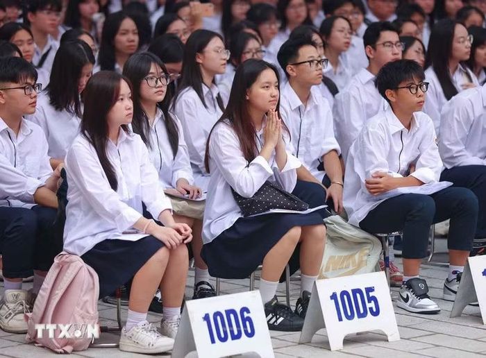 Tân học sinh khối 10 hào hứng, vui tươi cùng nhau bắt đầu một hành trình mới dưới mái trường Việt Đức. (Ảnh: Thanh Tùng/TTXVN)