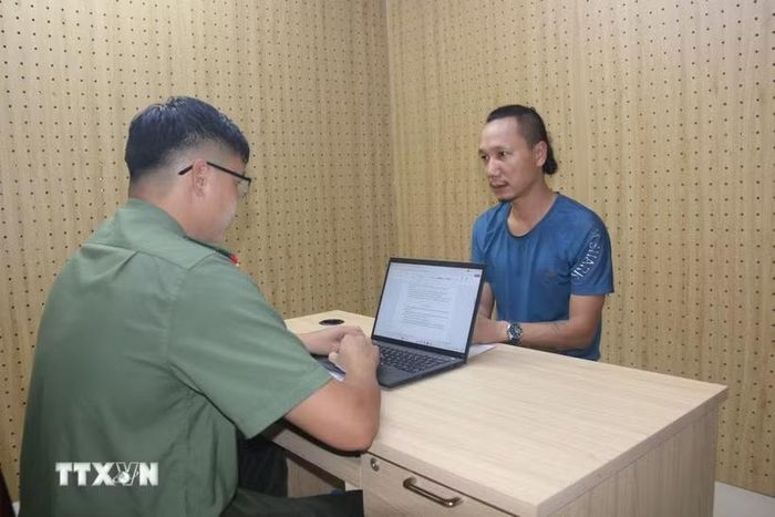 Đối tượng Thân Văn Tấn tại cơ quan công an. (Ảnh: TTXVN phát)