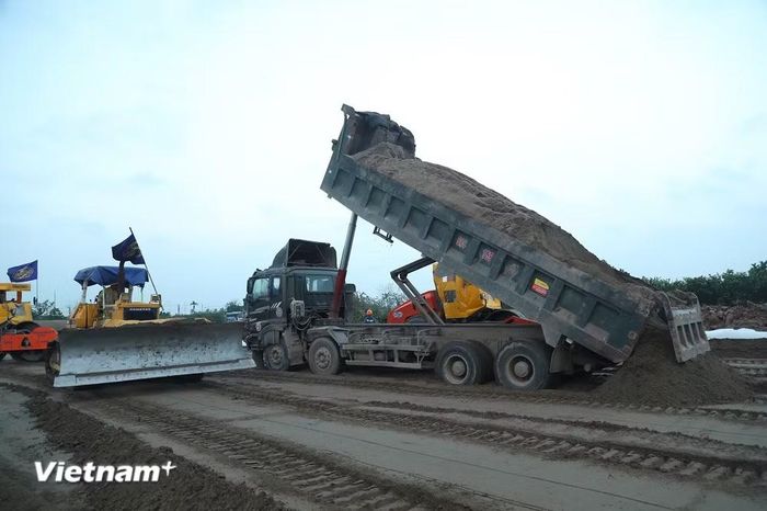 Nguồn vật liệu cát đắp nền đường vẫn còn thiếu tại các dự án giao thông tại khu vực phía Nam. (Ảnh: Việt Hùng/Vietnam+)