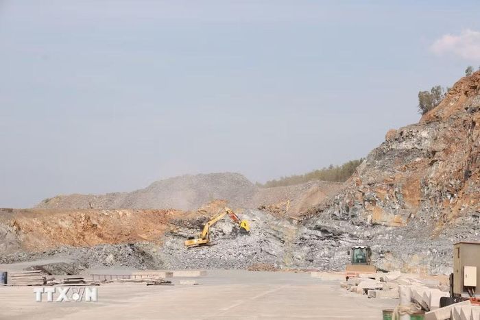 Một mỏ đá vật liệu xây dựng. (Ảnh: Xuân Triệu/TTXVN)