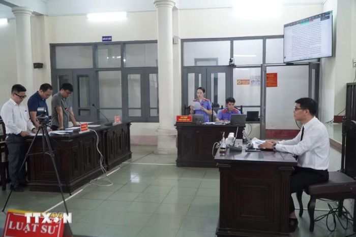 Phiên tòa được kết nối trực tuyến tới 8 điểm cầu thuộc ngành Kiểm sát để theo dõi, rút kinh nghiệm nghiệp vụ. (Ảnh: Thanh Vân/TTXVN)