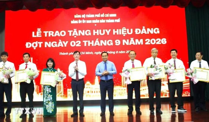 Đảng ủy Ủy ban Nhân dân Thành phố Hồ Chí Minh trao Huy hiệu Đảng đợt 2/9/2026 cho các đảng viên. (Ảnh: Liên Sơn/TTXVN)