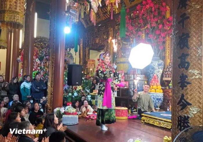Thực hành tín ngưỡng thờ Mẫu ở đền Bồng Lai, dưới chân núi Đầu Rồng. (Ảnh: Thúy Hằng/Vietnam+)